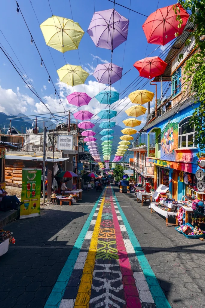 Sombrillas de colores colgadas sobre la calle principal pintada de San Juan La Laguna, lago de Atitlán